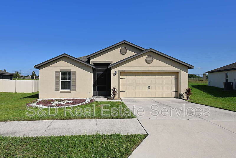 Dundee House: 1563 Swan Lake Circle