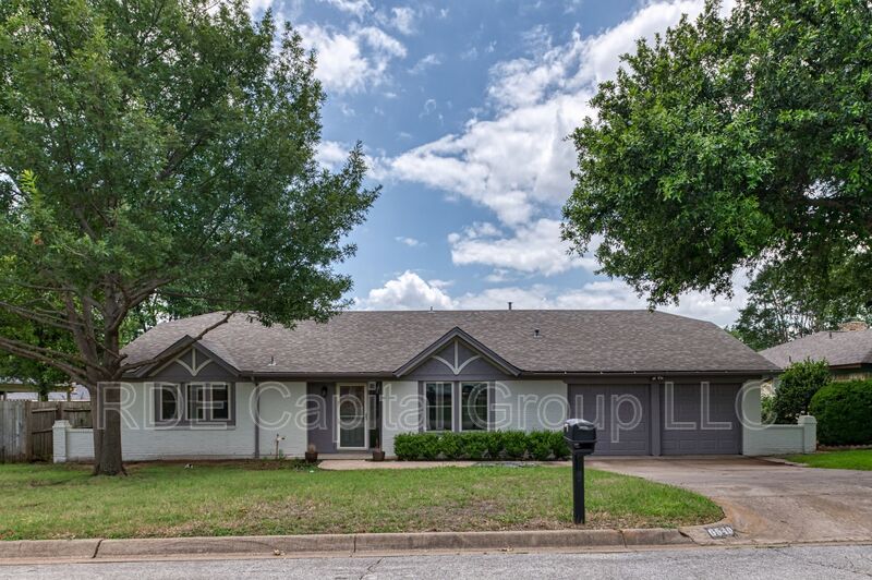 North Richland Hills House: 6540 Victoria Ave