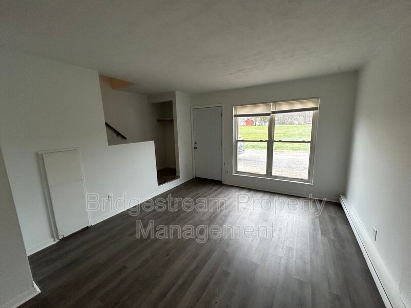 Springfield House: 1490 S Burnett Road