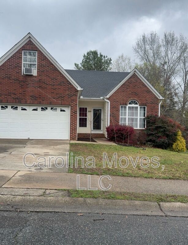 Simpsonville House: 309 Cresthaven Place