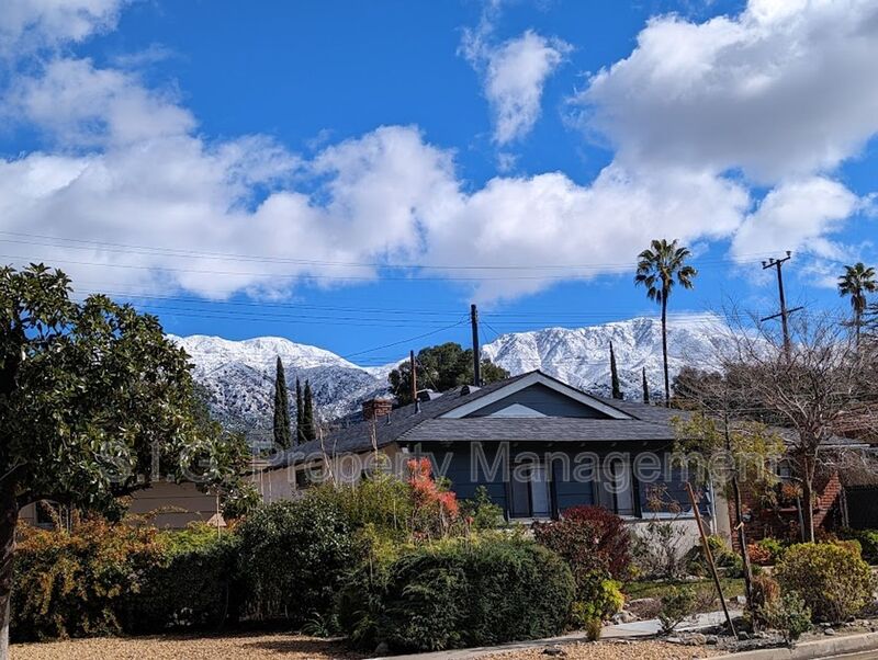 Sunland House: 7849 Beckett St