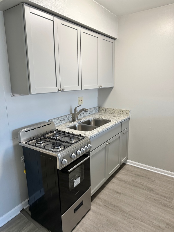 Elgin Condo: 1940 Mark Ave