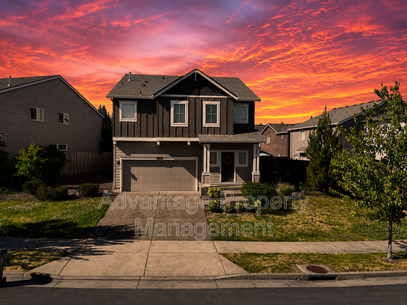 Albany House: 2943 Corktree LN