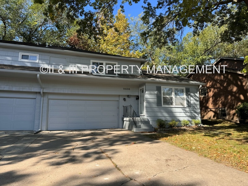 Overland Park House: 9508 Outlook Dr