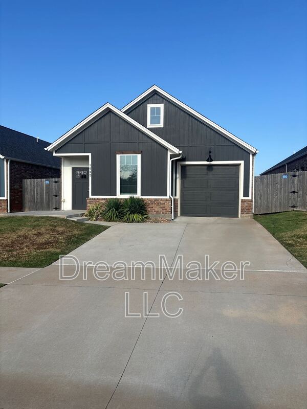 Norman House: 1002 Riva Parkway