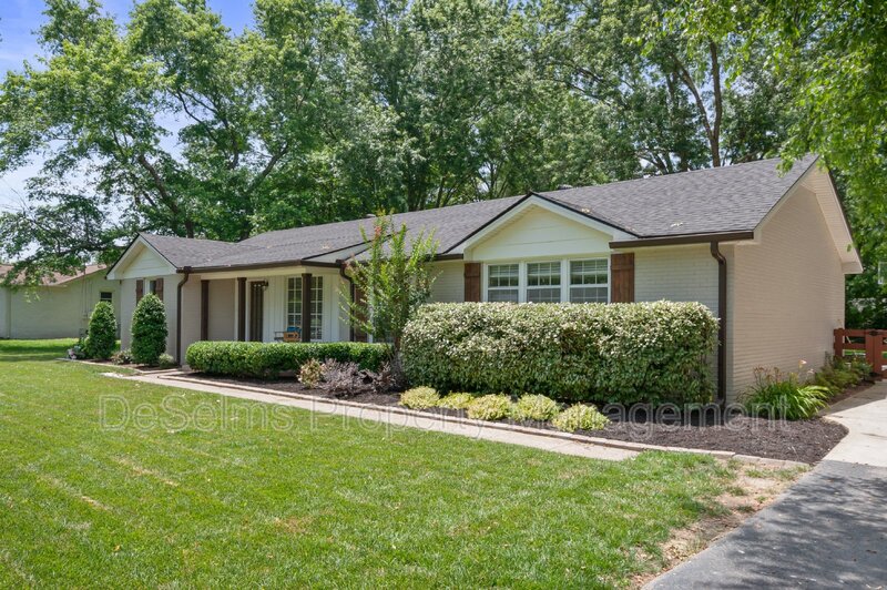 Franklin House: 819 Chrisman Drive