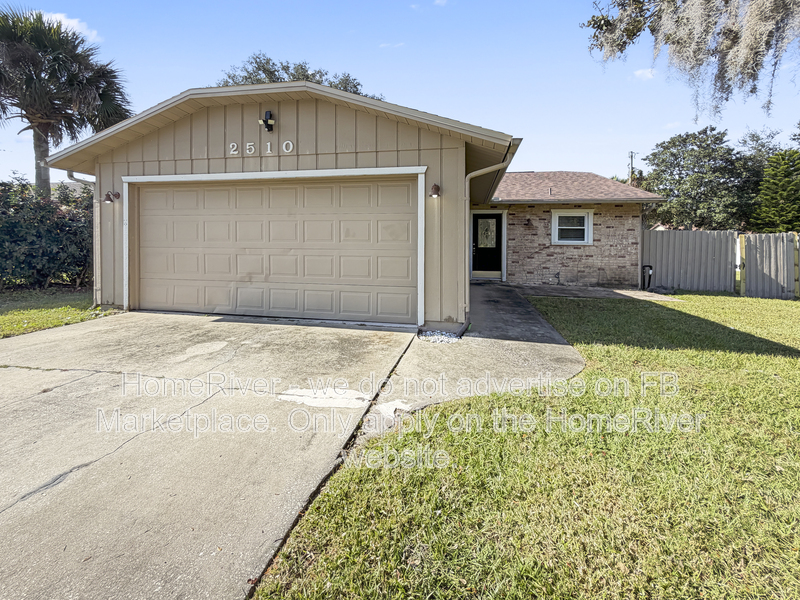 Edgewater House: 2510 Yule Tree Dr