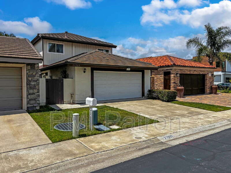 Lake Forest House: 21909 Huron Ln