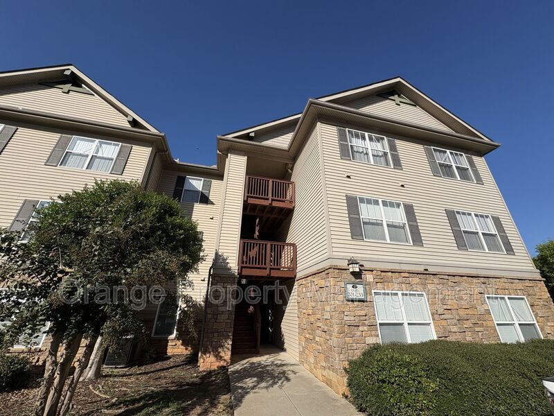 Seneca House: 201 Harts Cove Way