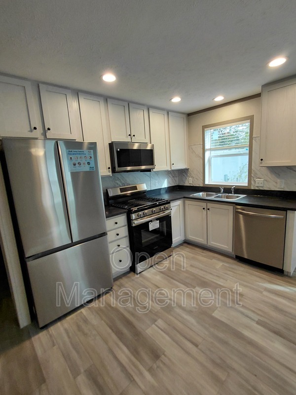 Jackson House: 301 Mantle Ave