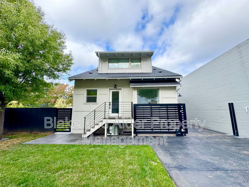 Portland House: 3556 NE SANDY BLVD