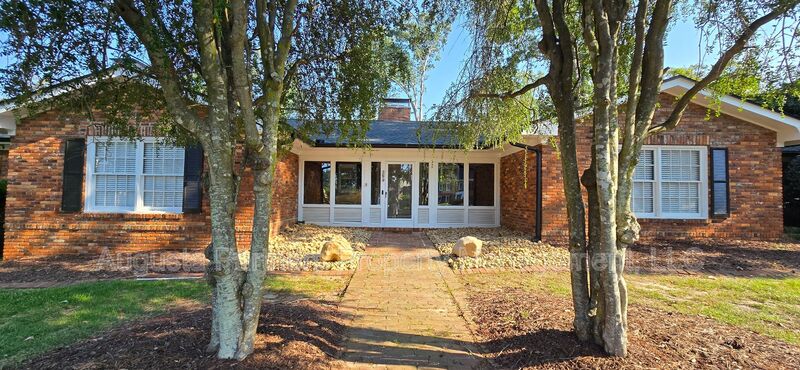 Martinez House: 289 Ashbrook Dr