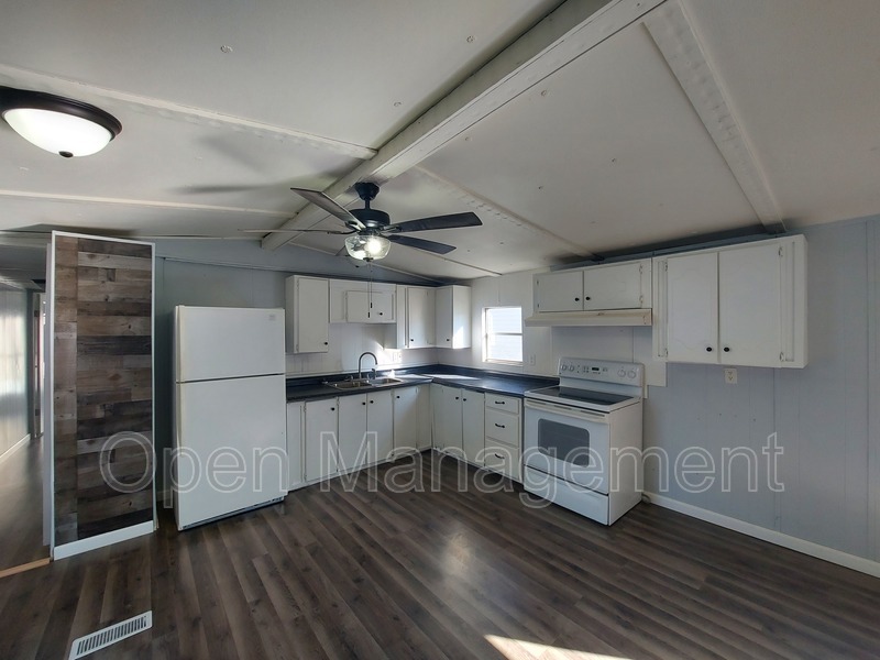 Republic House: 7534 US-60