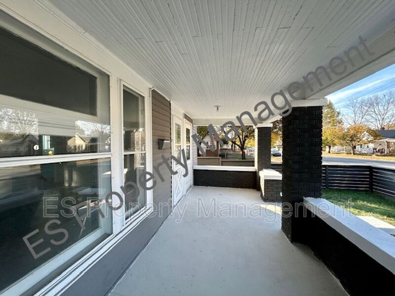 NOW AVAILABLE!! Charming Two Bedroom One Bathroom Duplex!!! - Photo 3