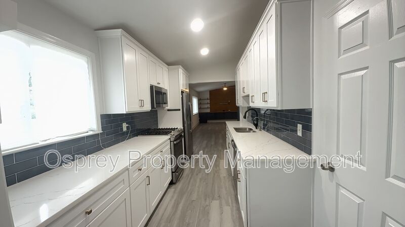 Spacious 5-Bedroom Virginia Beach Home with Workshop & Ample Storage - Photo 2