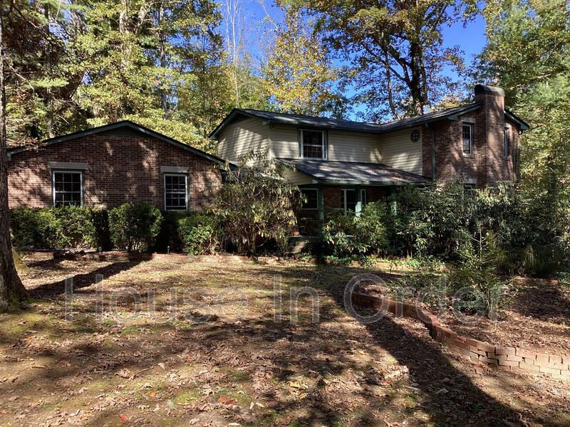 Flat Rock House: 105 Campbell Drive