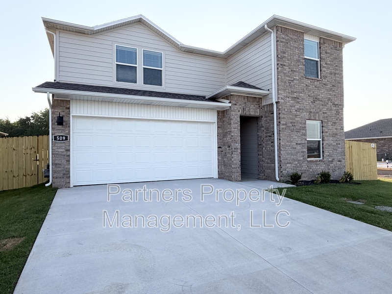 Fayetteville House: 509 South Neon Avenue