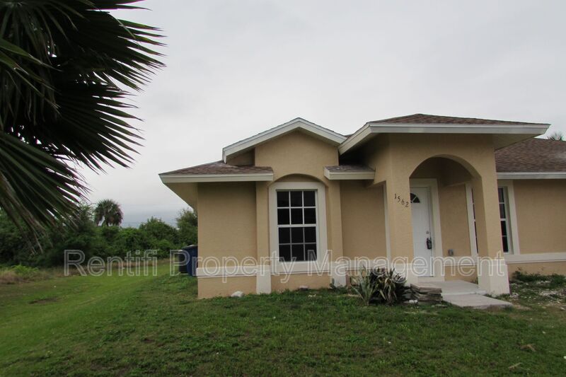 Lehigh Acres House: 1562 Gilbert Ave S