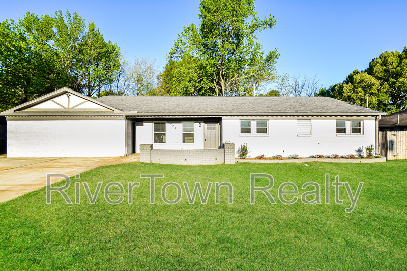 Collierville House: 277 S Mount Pleasant Rd