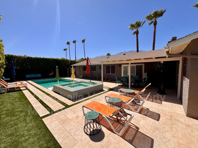 Palm Springs House: 2004 N San Antonio Rd
