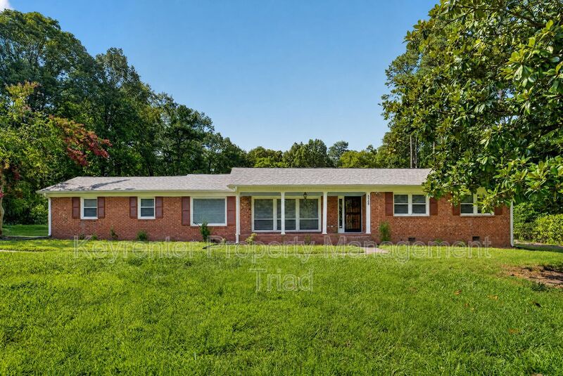 Greensboro House: 5108 Lakeshore Ct