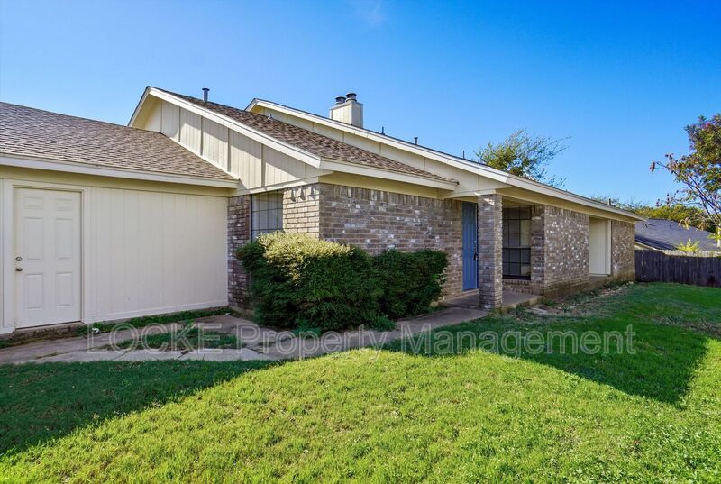 Fort Worth House: 6720 Crestmont Ct