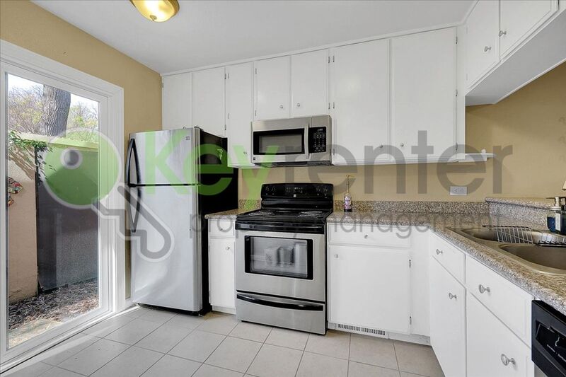 Sacramento House: 2254 Woodside Lane
