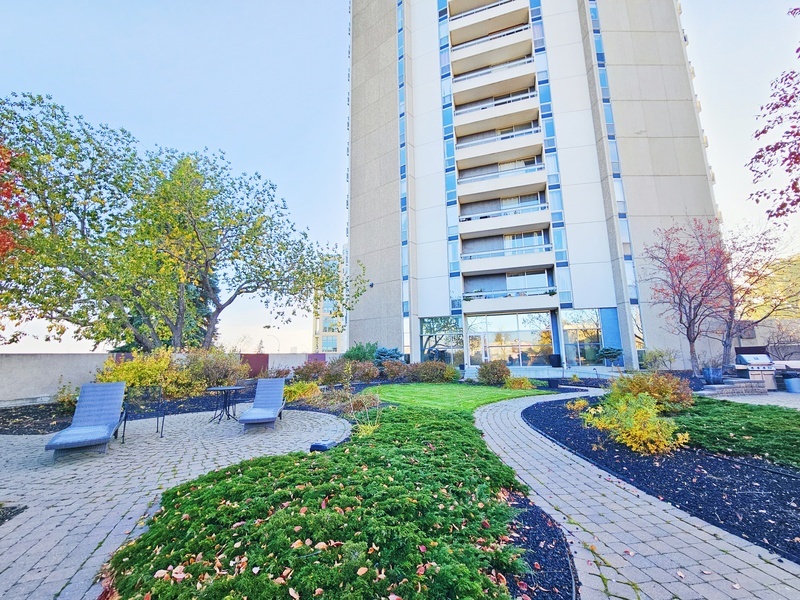 Edmonton House: 10883 Saskatchewan Dr NW