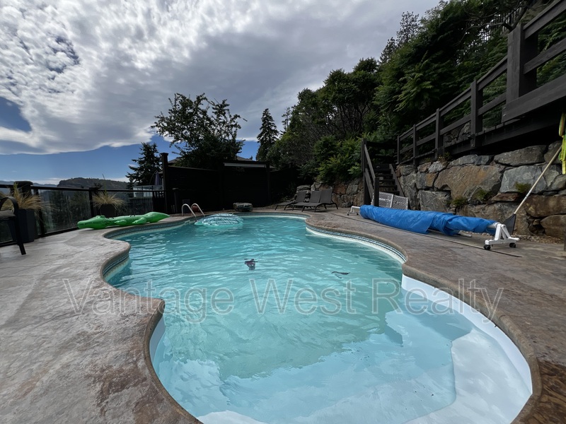 West Kelowna House: 1020 Aurora Hts