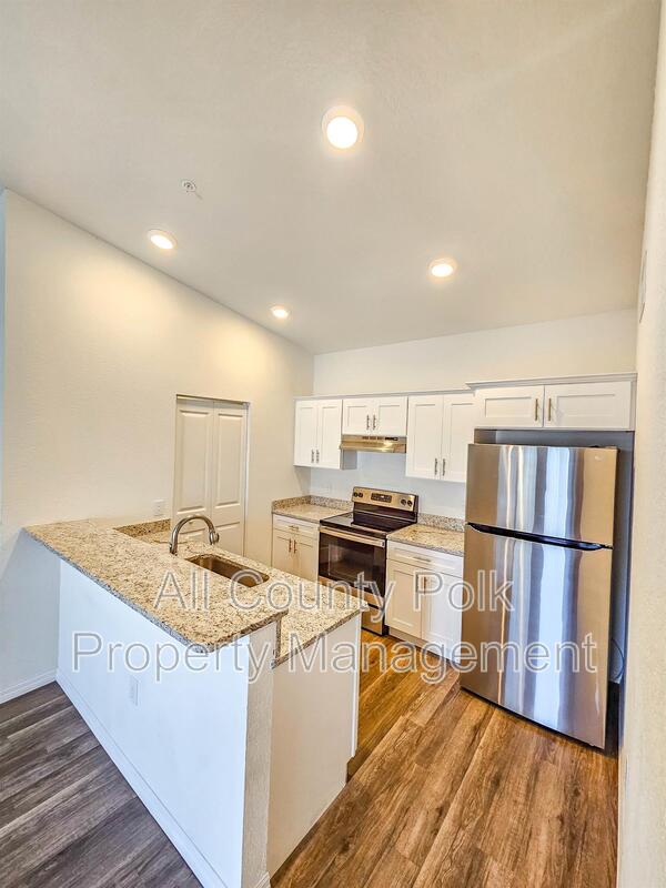 Lakeland Condo: 915 Ariana St.