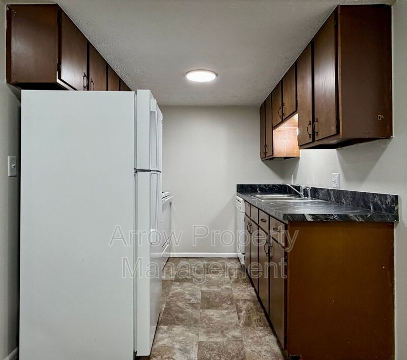 Lincoln Condo: 2338 Lynn Street-10