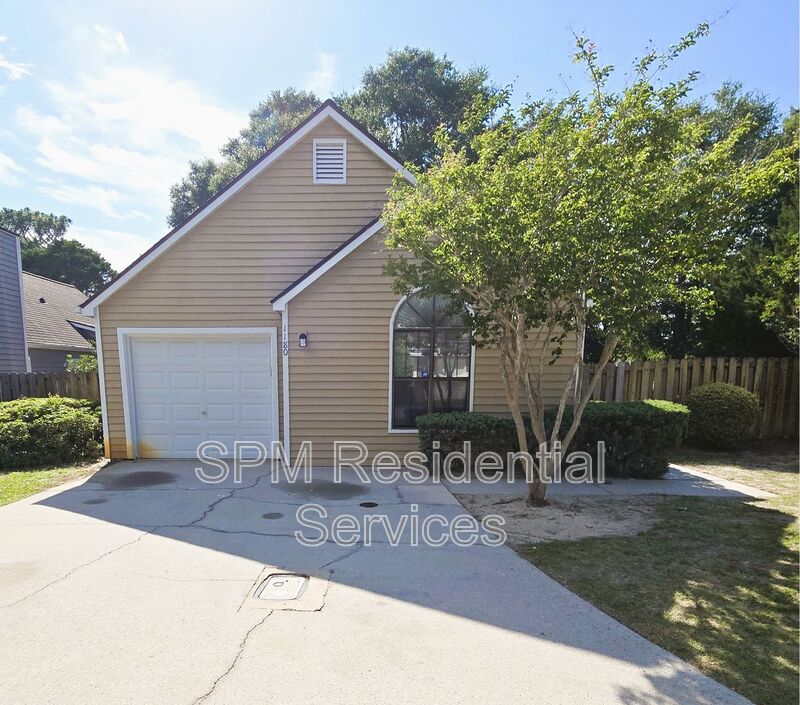 Wilmington House: 1180 Shipyard Blvd
