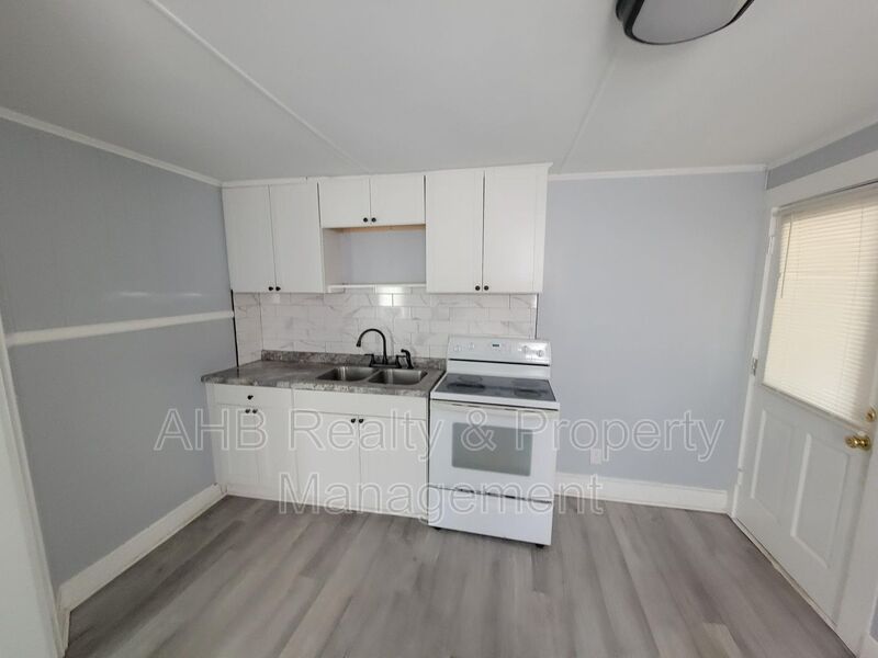 Burlington House: 426 S. Beaumont Ave-B