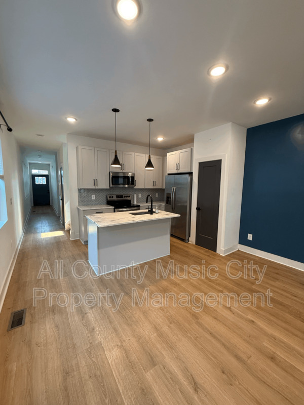 Madison House: 204B Alta Loma Rd