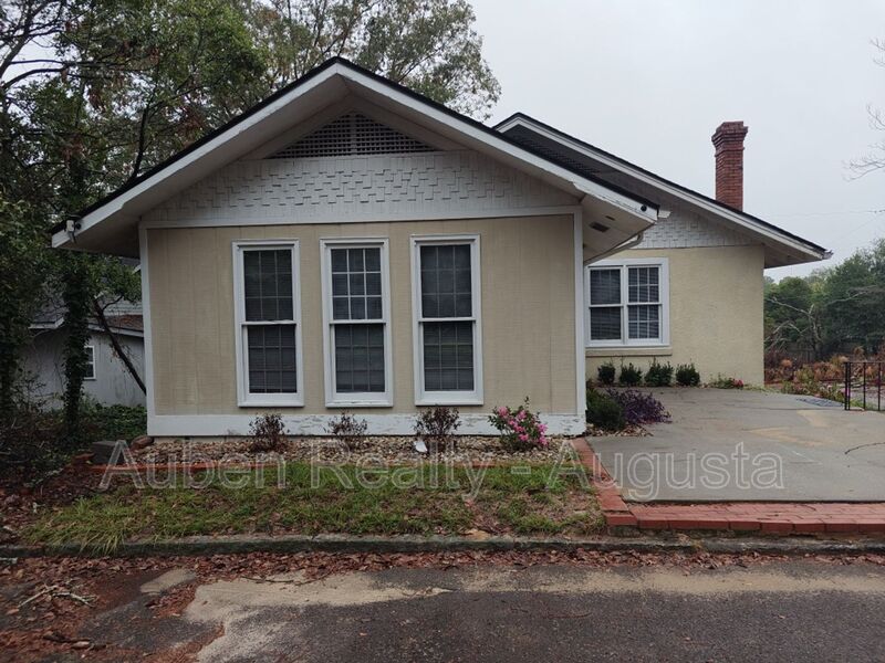 Augusta House: 1698 Johns Road Ext