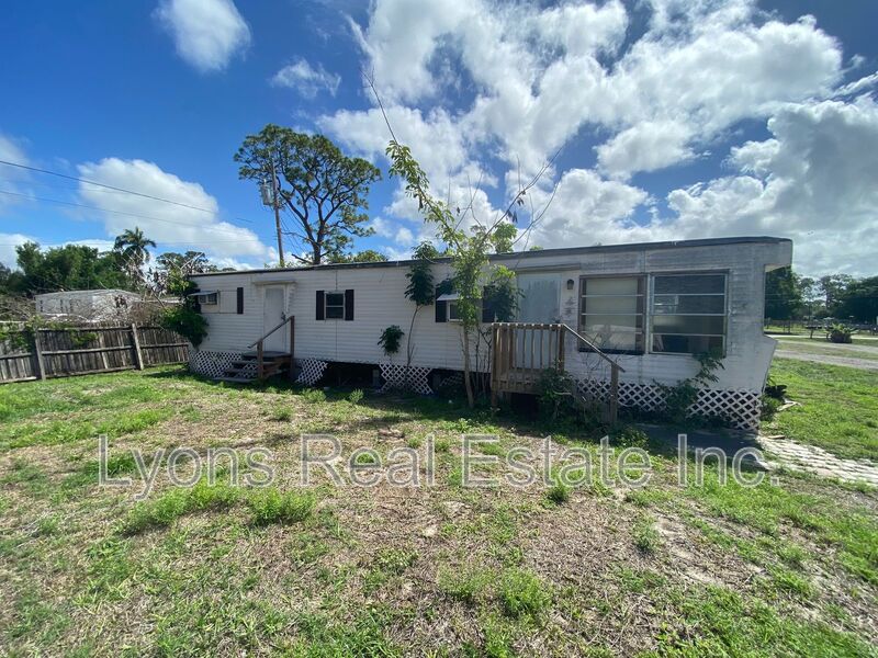 North Fort Myers House: 7838 Ebson Dr. #1 (Unit F)