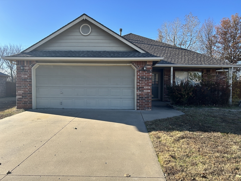 Collinsville House: 11812 North 107th East Avenue
