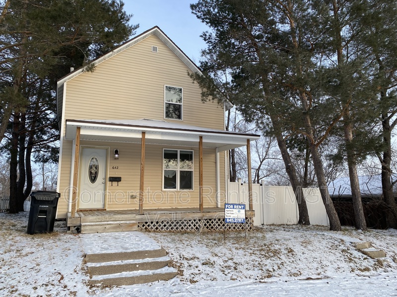 Valley City House: 642 2nd Ave NW