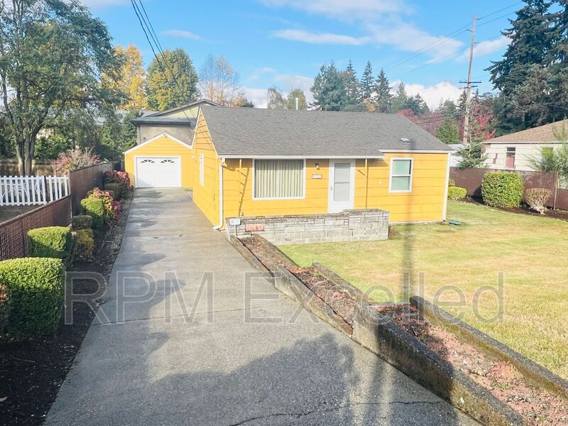 Normandy Park House: 112 SW 185th St