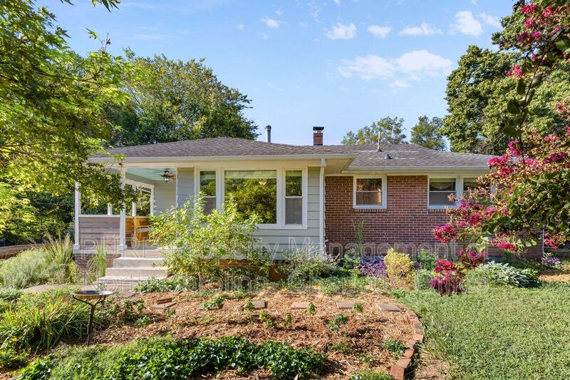 Charlotte House: 1638 Academy St