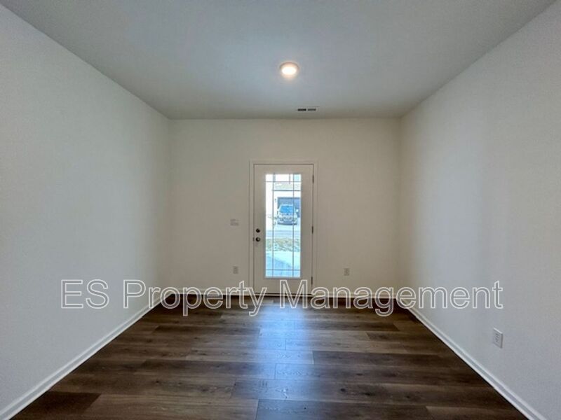 Beautiful, 2 Story Newly Built - 3 Bedroom, 2.5 Bath!  - Photo 12