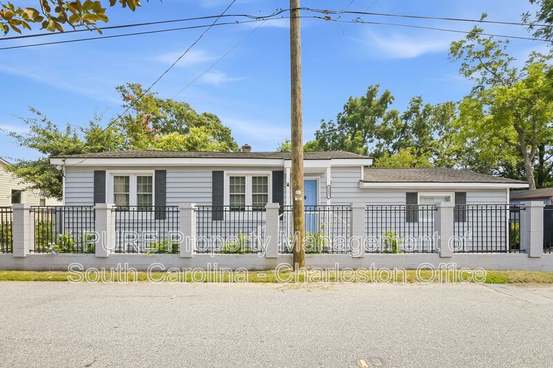 Charleston House: 1133 Brody Ave