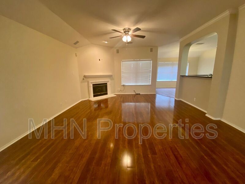 3 bed/2 bath GORGEOUS home located in Shavano Park off IH-10, conveniently close to schools! - Photo 4