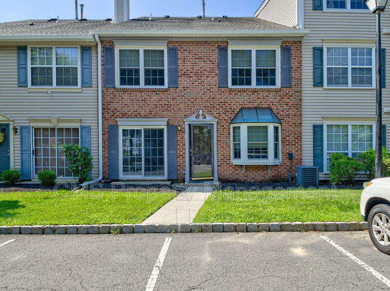 Hamilton Townhome: 96 Versailles Ct