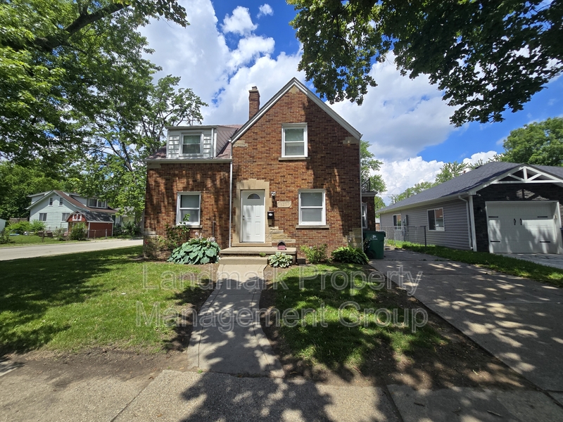 Eastpointe House: 15205 Maplewood Avenue