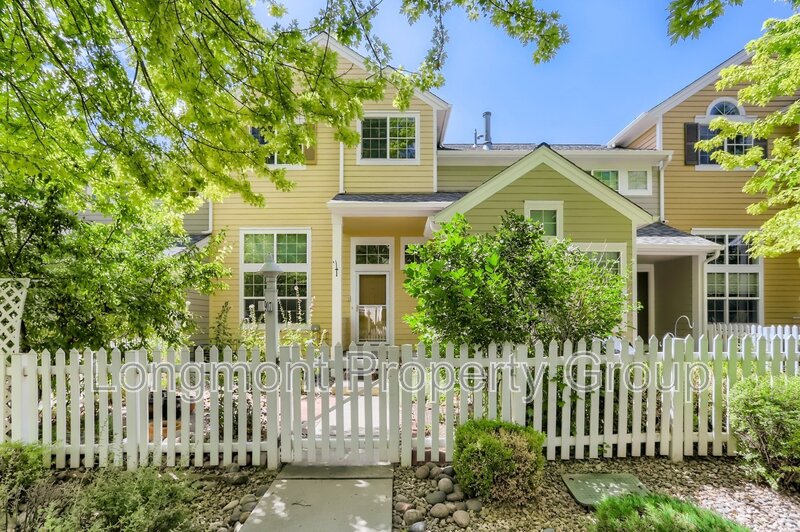 Longmont Townhome: 907 Snowberry Street