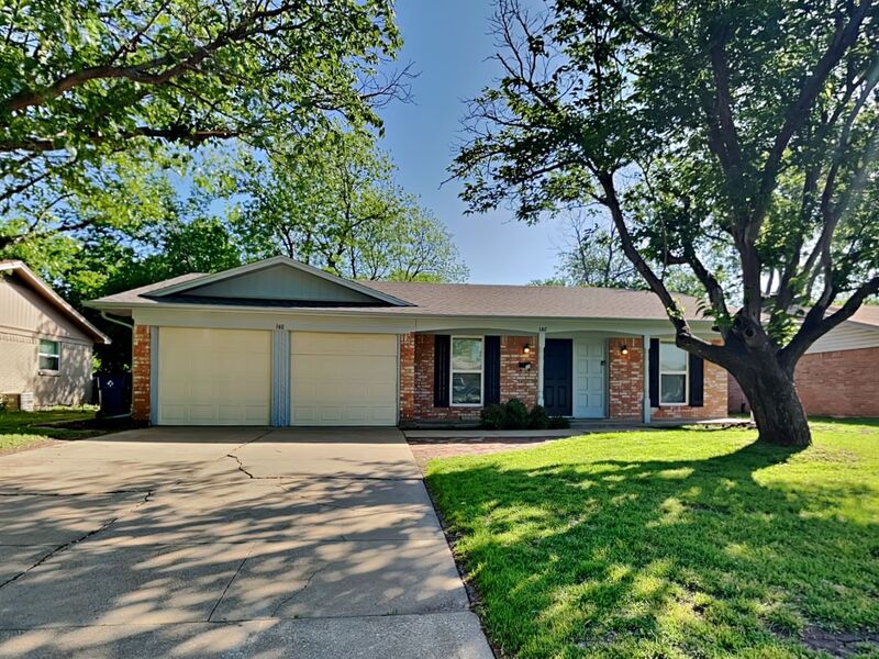 Burleson House: 140 NW Suzanne Ter