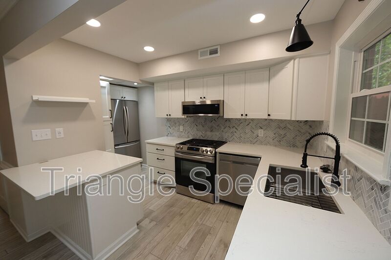 Raleigh House: 3719 Jamestown Circle