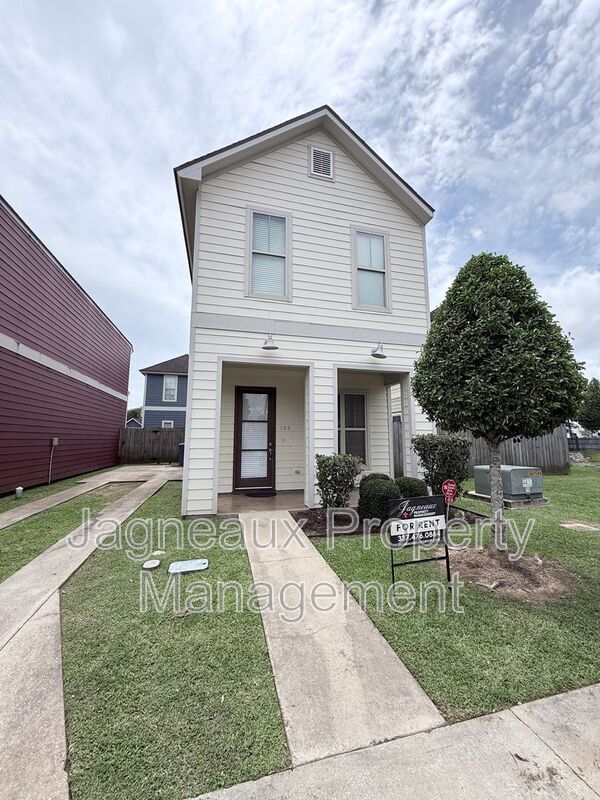 Lafayette House: 108 Shallowford Dr