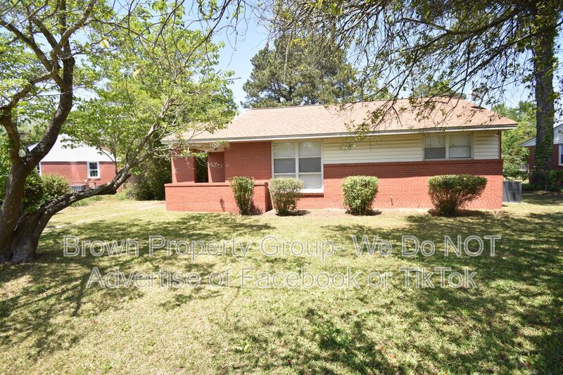 Fayetteville House: 486 McBain Dr
